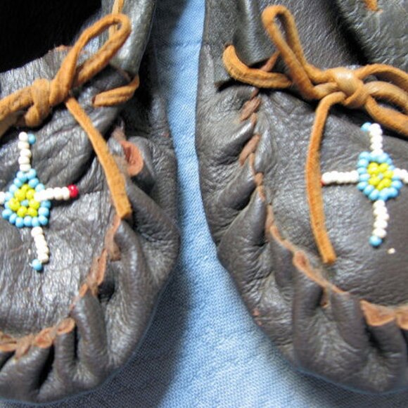 2 PAIRS CHILD BEADED MOCASINS, VINTAGE WESTERN DECOR, NATIVE AMERICAN - Picture 7 of 8